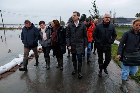 In the wake of the ongoing flooding, Prime Minister Alexander De Croo (Open Vld) and Flemish Interior Minister Gwendoline Rotten (Open Vld) visited Westhoek.