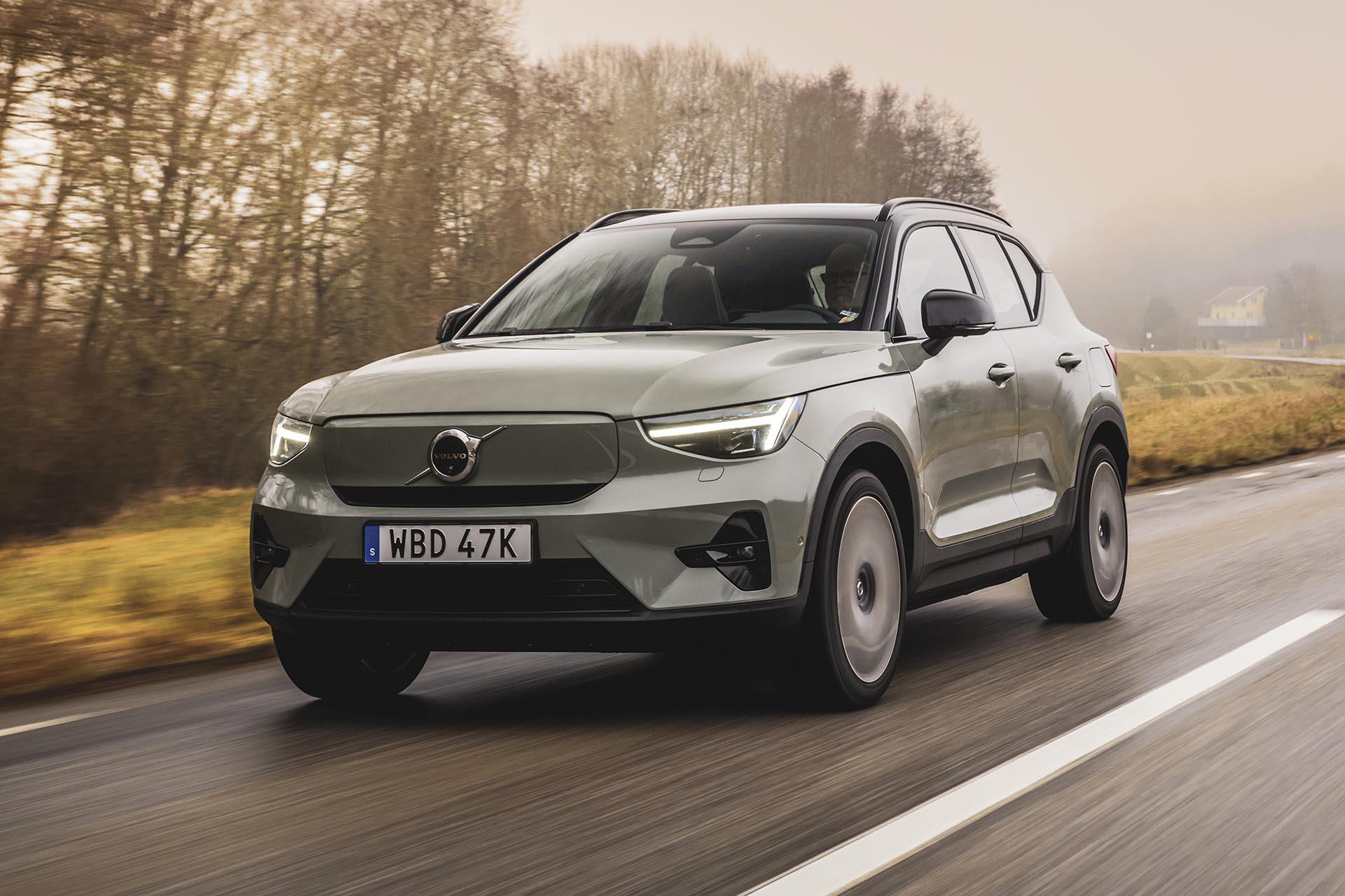 Volvo XC40 Recharge (2023) drives diagonally in front