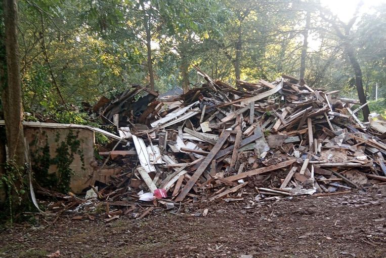 After the holiday, a woman noticed that her parents’ house had been demolished