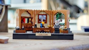 LEGO pays tribute to the famous world with a free set