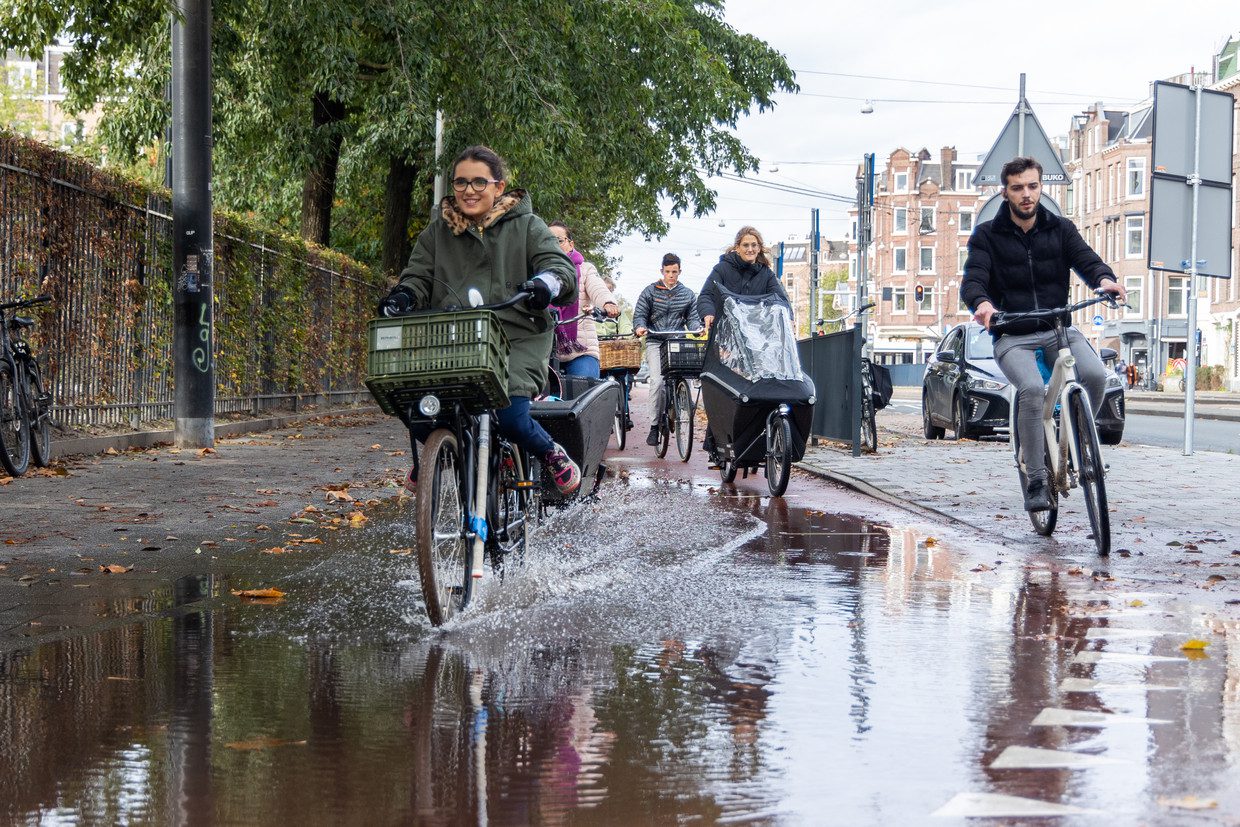 Rain puddles on Amstelveenseweg.  Photo by Kosgei Kolbergen 