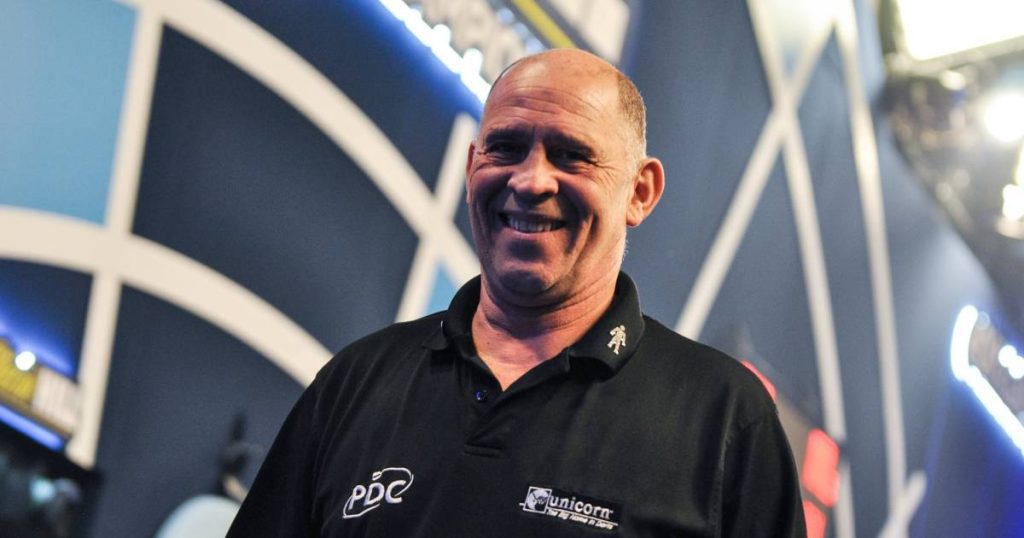 Ross Bray, ‘voice’ of darts, quits smoking: ‘I started smoking when I was 10’ |  More sports