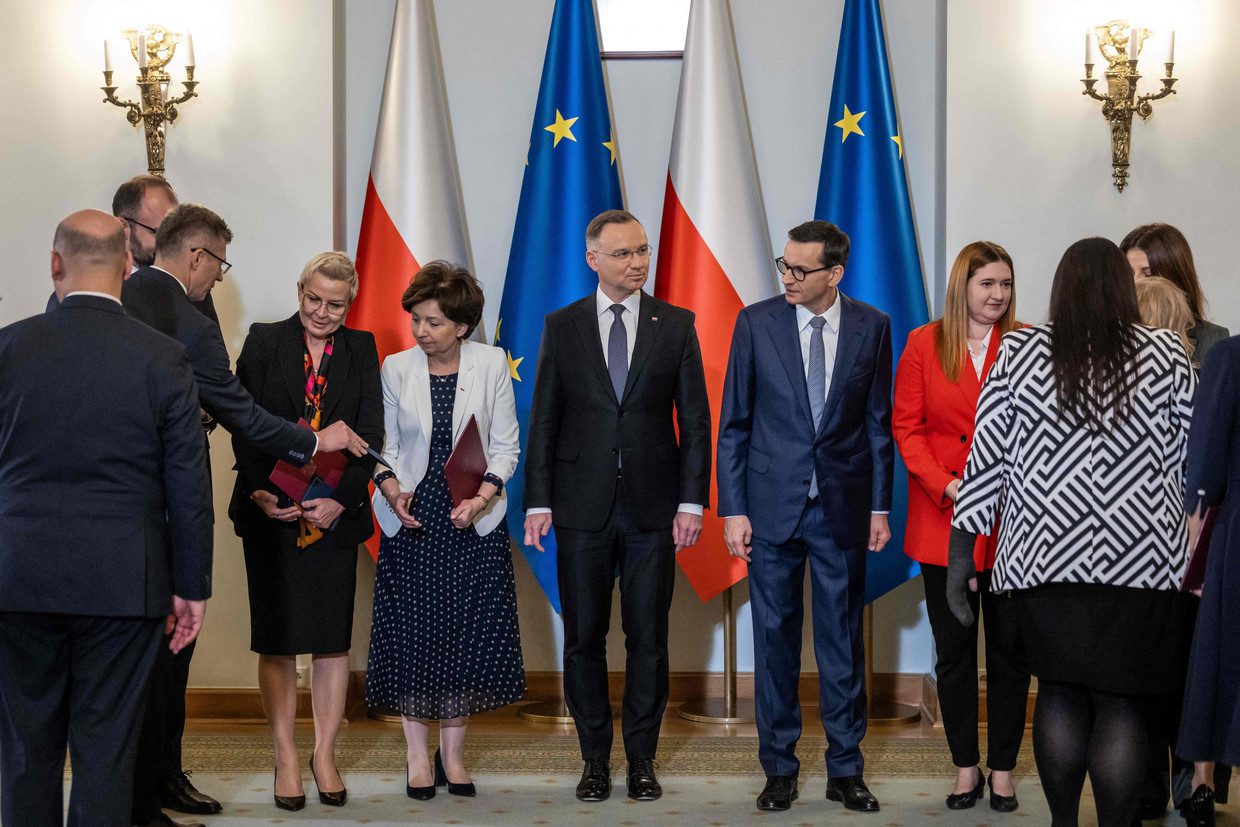 Members of the new Polish government, with President Duda at the center and Prime Minister Morawiecki at his side.  Photo by Agence France-Presse