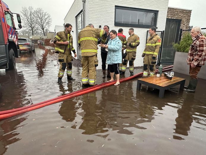 The leisure park in Cromvoirt is experiencing major flooding.  Marianne Otterwall distributes coffee and snacks.