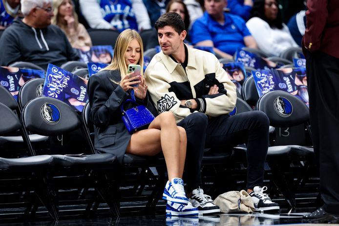 Thibaut Courtois and his wife Michelle Gerzig during the NBA match between the Dallas Mavericks and the Los Angeles Clippers.