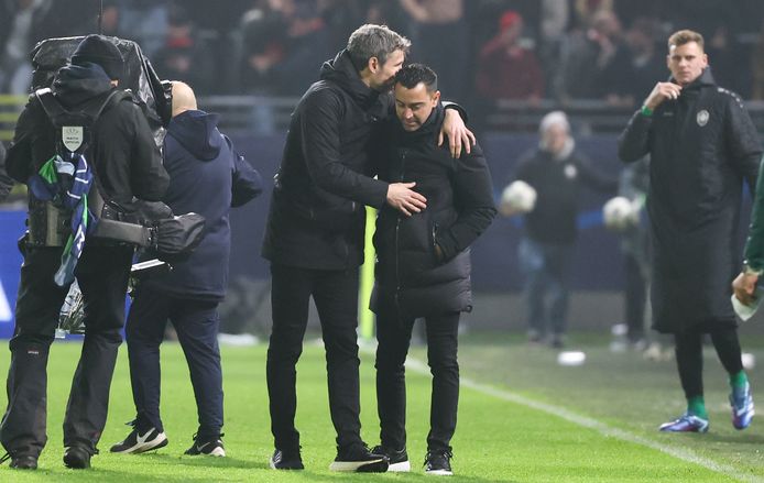 Xavi with Van Bommel after the Antwerp-Barcelona match.