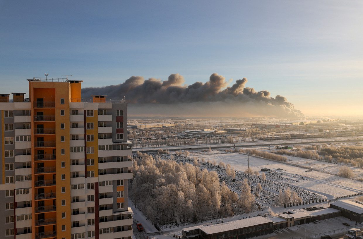 Smoke above the burning Wildberry warehouse in St. Petersburg.  Photo by Anton Vaganov |  Reuters