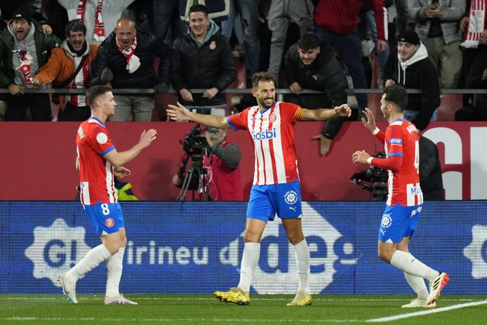 Stuani celebrates with his teammates