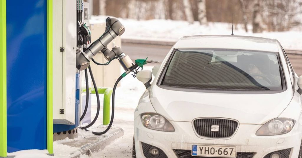 look.  Drive to the pump and the robot will do the rest: at this gas station, you can stay in your warm car |  Technique