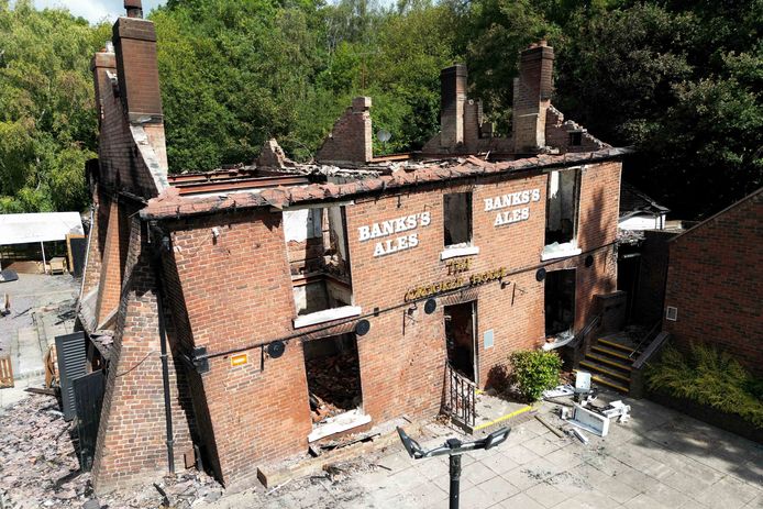 This building remained after the fire, but its owners demolished it completely.