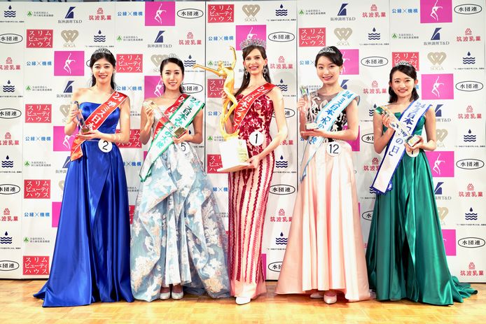 Carolina Shino alongside other Japanese ladies of honor.