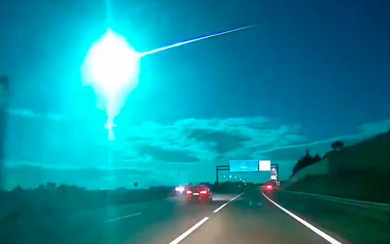 A stunning fireball flies over Spain and Portugal at tremendous speed