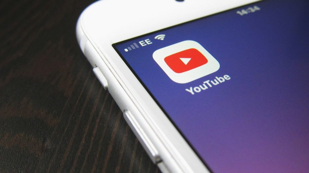 YouTube offers "community feedback" against fake news
