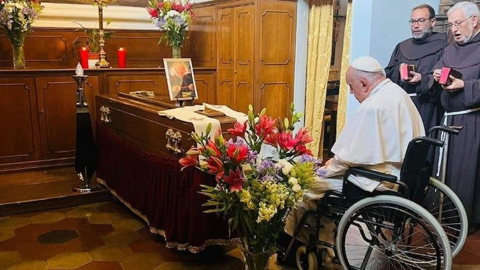 Pope Francis says goodbye to the confessor