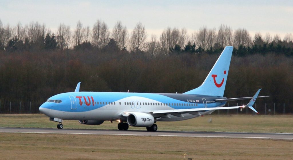 The TUI England 737 passes the motorway at an altitude of 30 metres