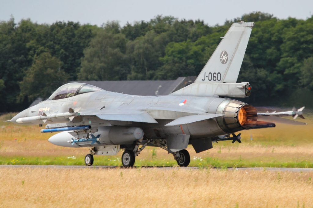 Defense urgently seeks F-16 trainers