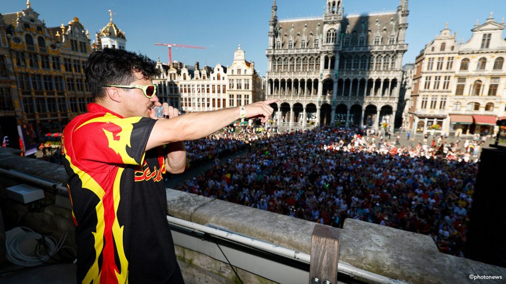 Live: With la patate! After the DJ is done, it’s the athletes’ turn to show themselves on the balcony.